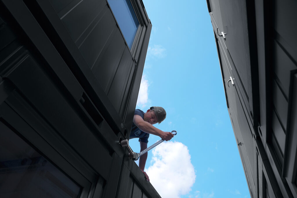 CONRO Mitarbeiter baut Containeranlage auf