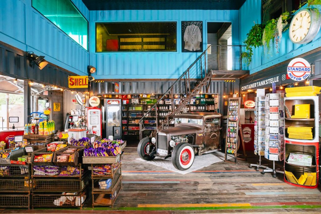 nnenraum eines Pop-up Stores mit Produktpräsentation und Kundenführung