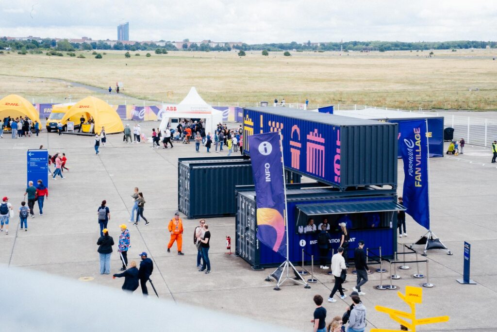 Pop-up Store auf einem Festivalgelände mit Besuchern
