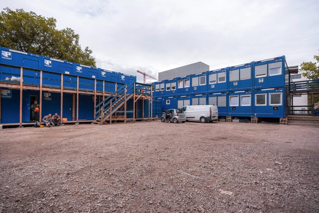 Baustellencontaineranlage mit Treppe und Aufenthalt- Sanitär- und Lagercontainer