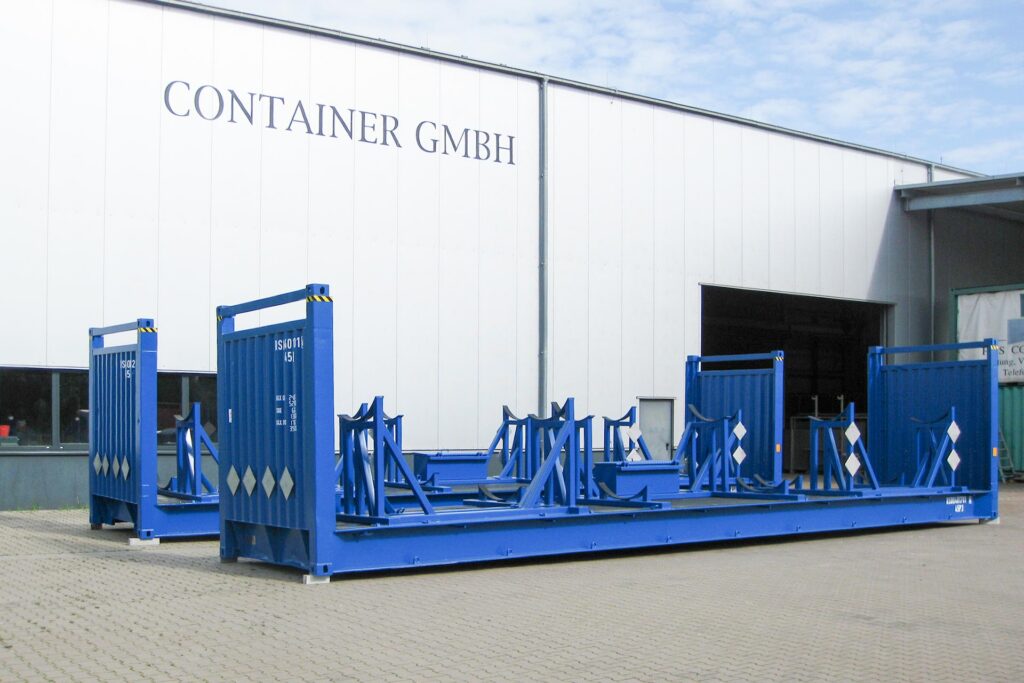 Frontansicht eines blauen 40 Fuß Spezialcontainers für den Schienentransport mit gut sichtbarer UIC Kennzeichnung sowie Datenplaketten an den Containertüren