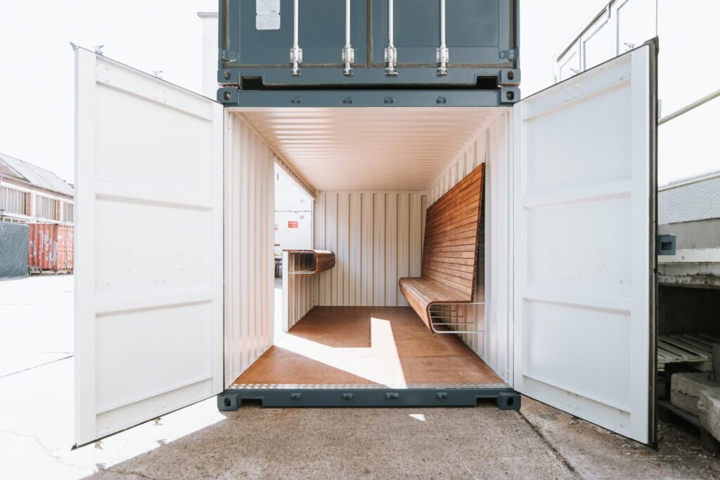 Referenz Pausencontainer mit geöffneter Seitentür