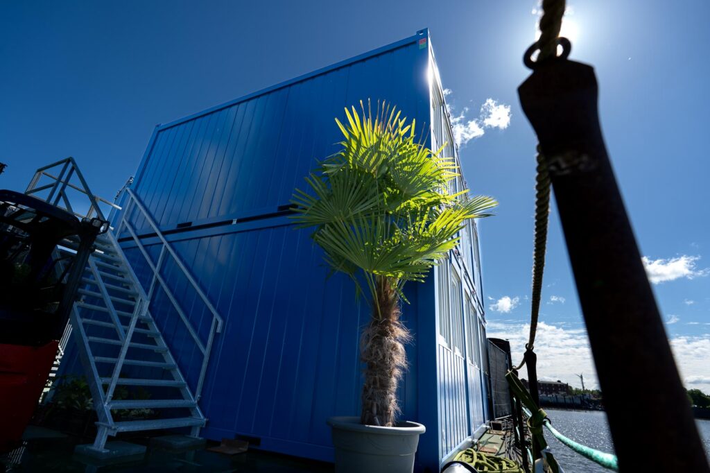 Mietcontaineranlage von CONRO auf dem schwimmenden Ponton beim Hamburger Hafengeburtstag 2026 6er Anlage mit Treppe