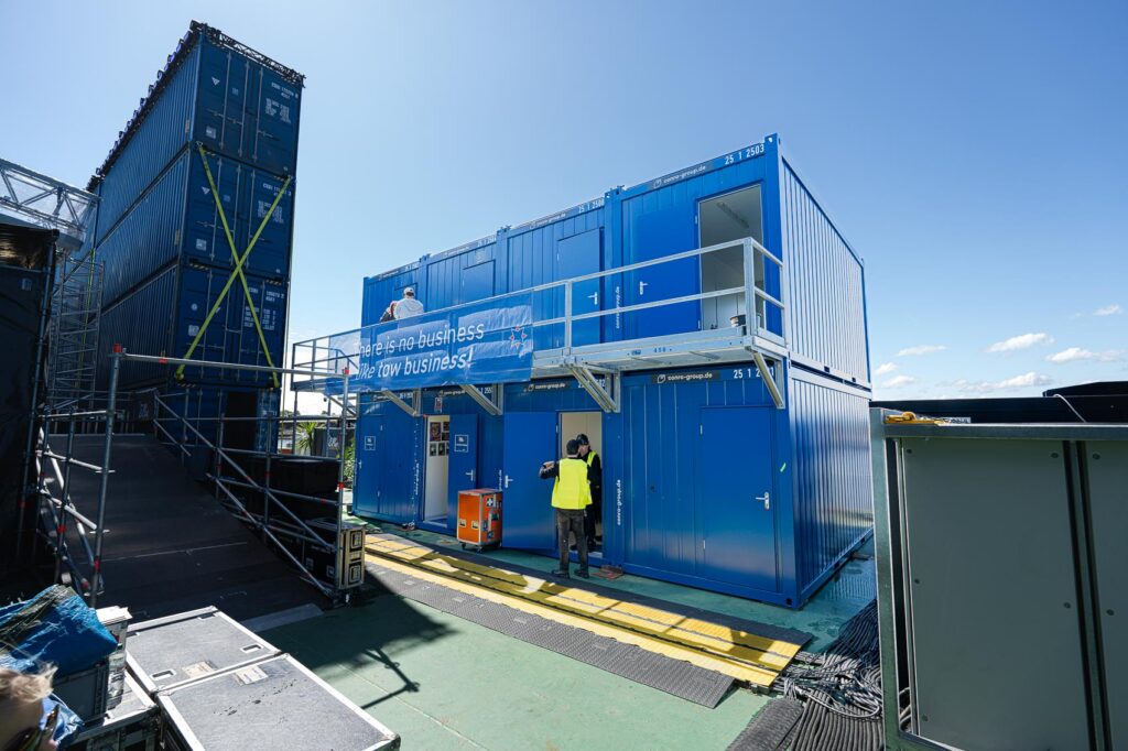 Aufbau der Mietcontaineranlage von CONRO auf dem schwimmenden Ponton beim Hamburger Hafengeburtstag 2026