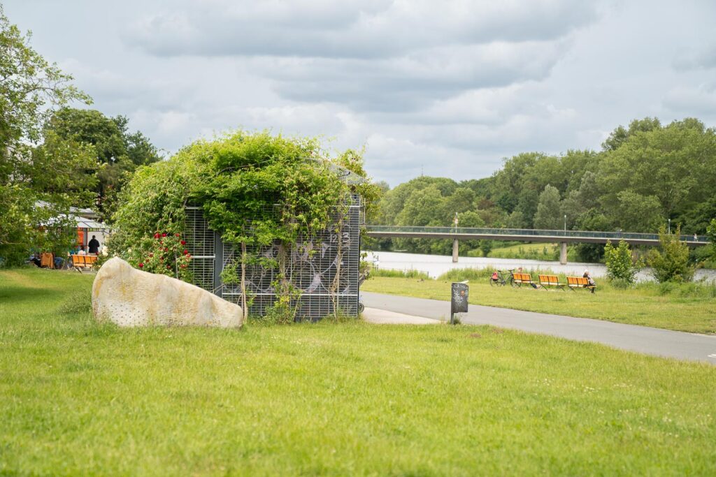 Öffentlicher WC-Container für die Bremer Stadtreinigung an der Weser Seitenansicht mit Weser im Hintergrund