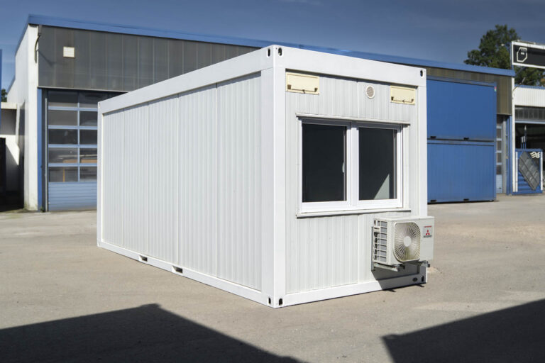 20' Bürocontainer weiß mit Klimaanlage Außenansicht Fenster an der Stirnseite mit Klimagerät darunter