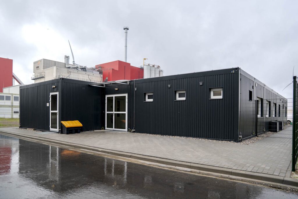 Außenansicht Bürocontaineranlage aus 19 Containermodulen in RAL 7016 – Anthrazitgrau am niederländischen Standort Delfzijl der EEW Energy from Waste GmbH