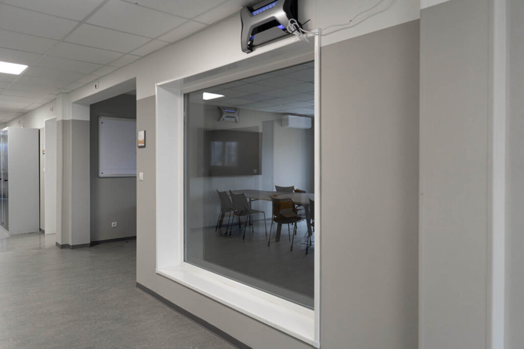 Innenfenster zwischen Flur und Küche der EEW Bürocontaineranlage