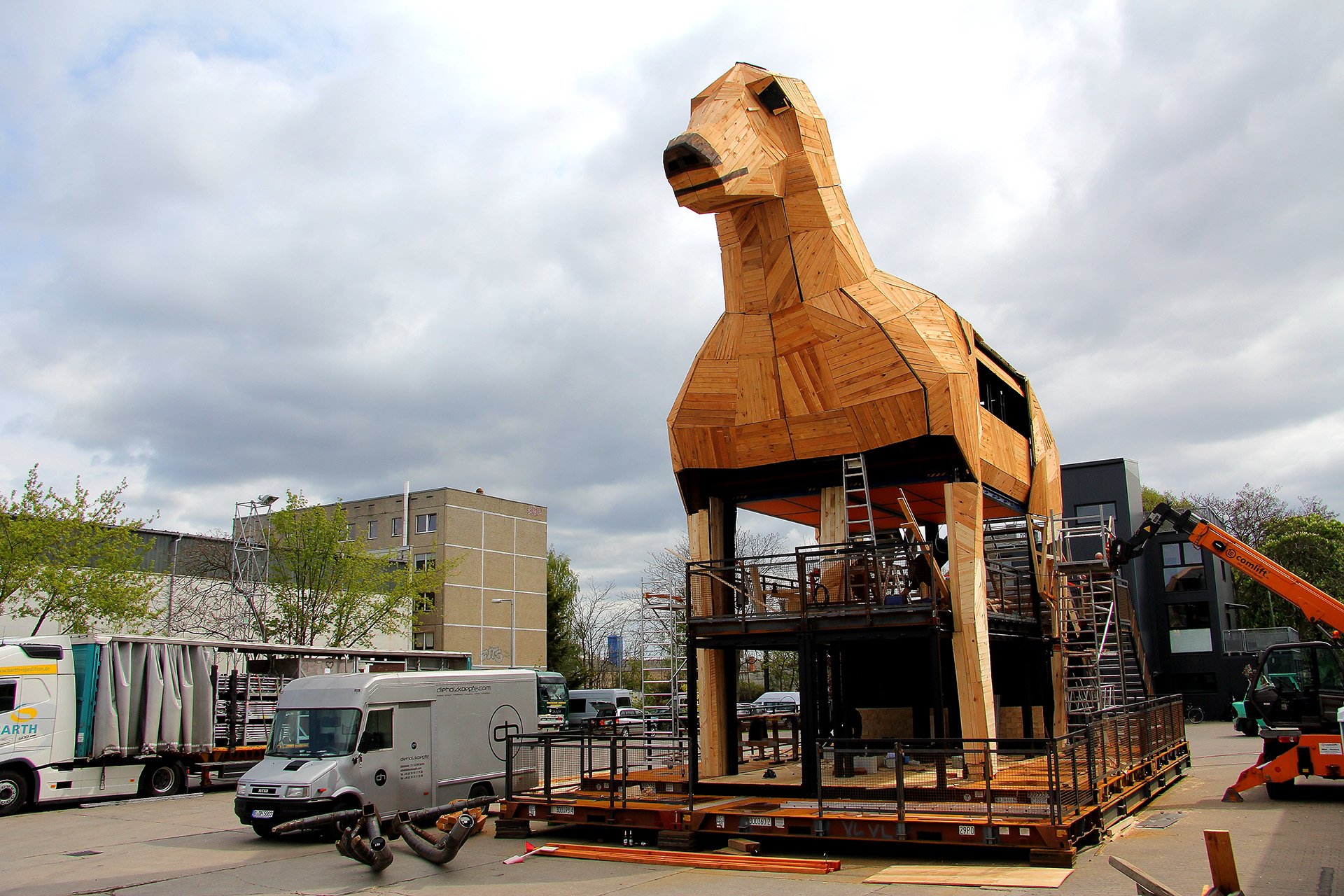 Jägermeister Platzhirsch während des Aufbaus mit Holzverkleidung