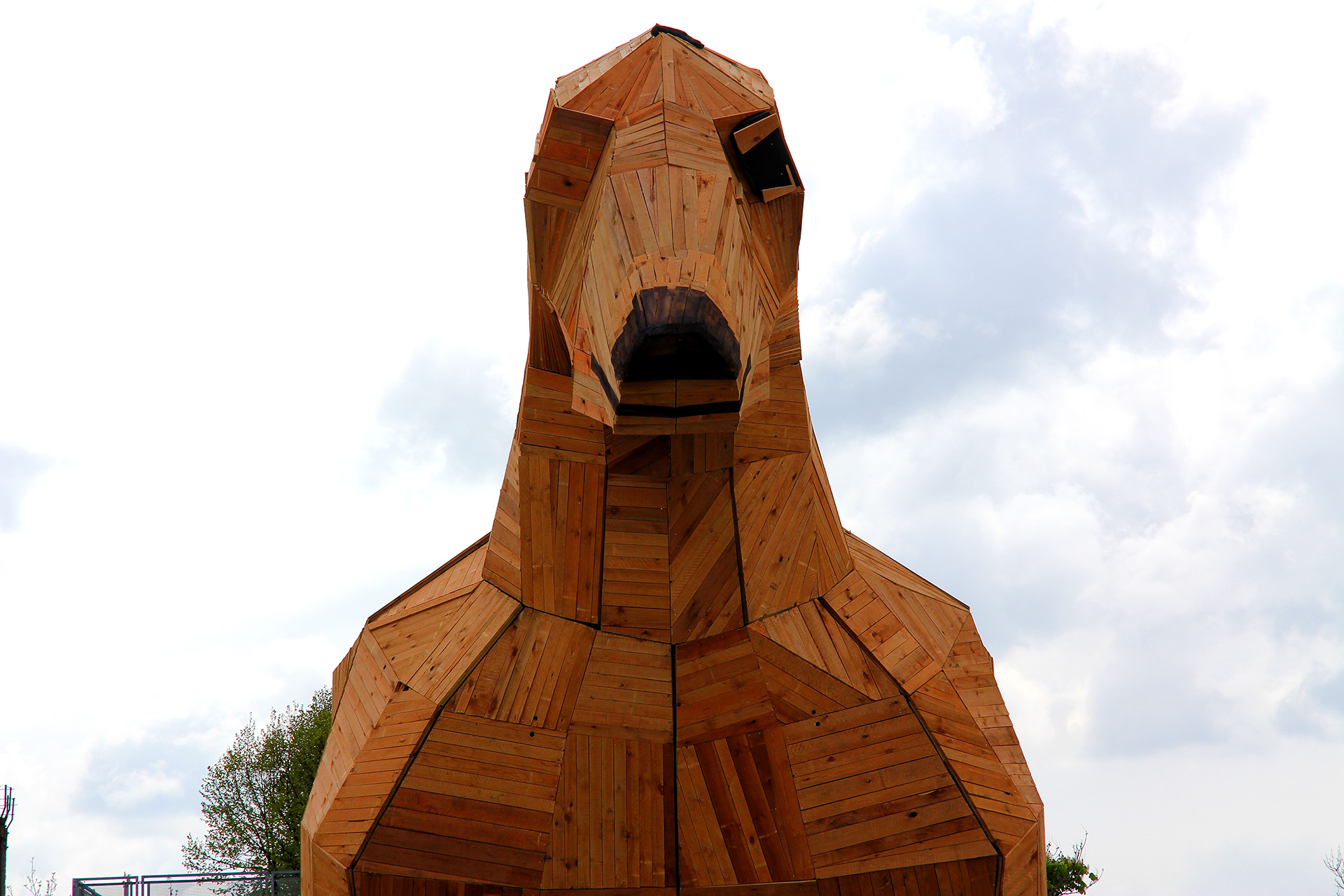 Hirschkopf mit Holzverkleidung vor der Montage des Geweihs