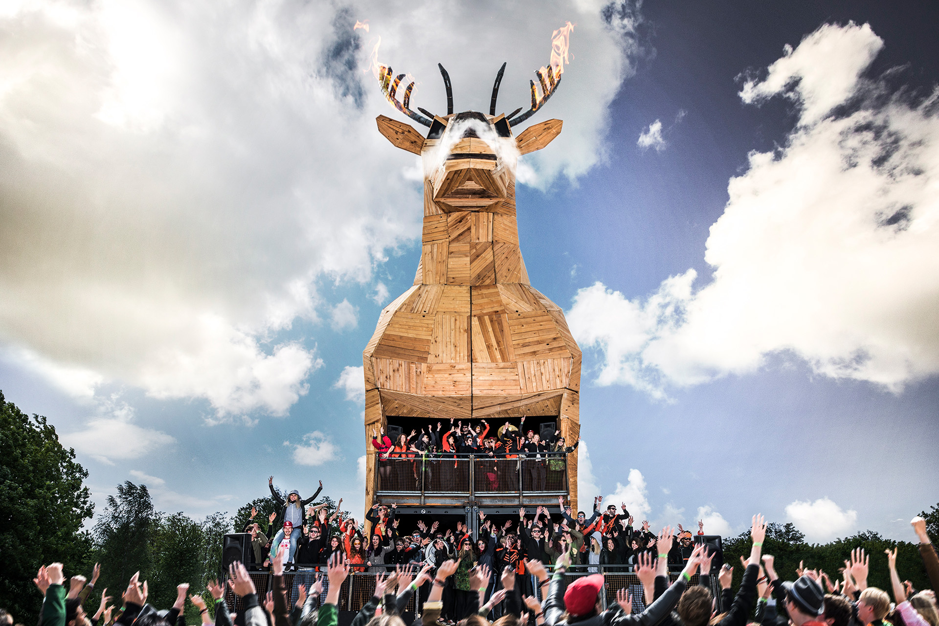 Frontalansicht des Jägermeister Platzhirschs mit ausladendem Geweih und Rauchwolken