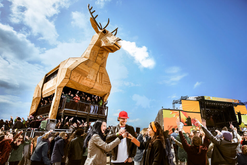 Fertiggestellter Platzhirsch mit Holzverkleidung und Geweih auf dem Festivalgelände
