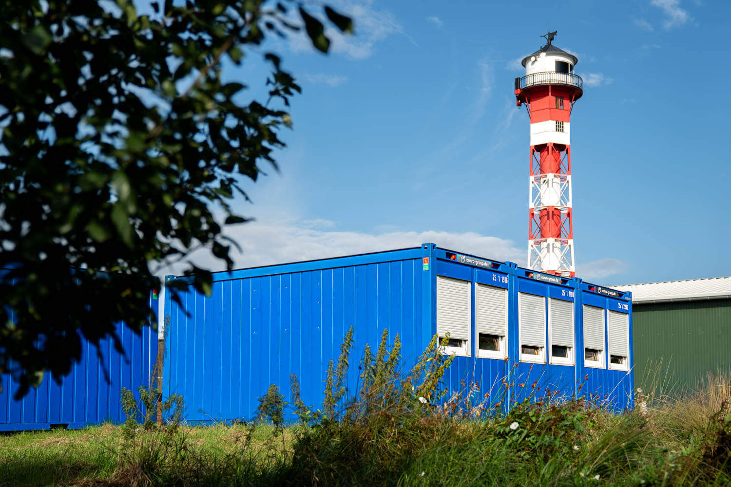 Außensicht einer Mietcontaineranlage auf einem Obsthof im Alten Land während der Apfelernte als Unterkunft für die Erntehelfer