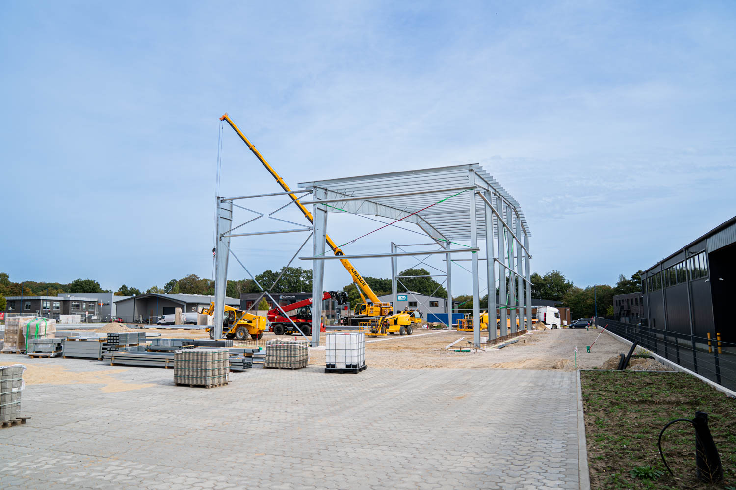 Montage der Hallenkonstruktion am neuen CONRO-Standort