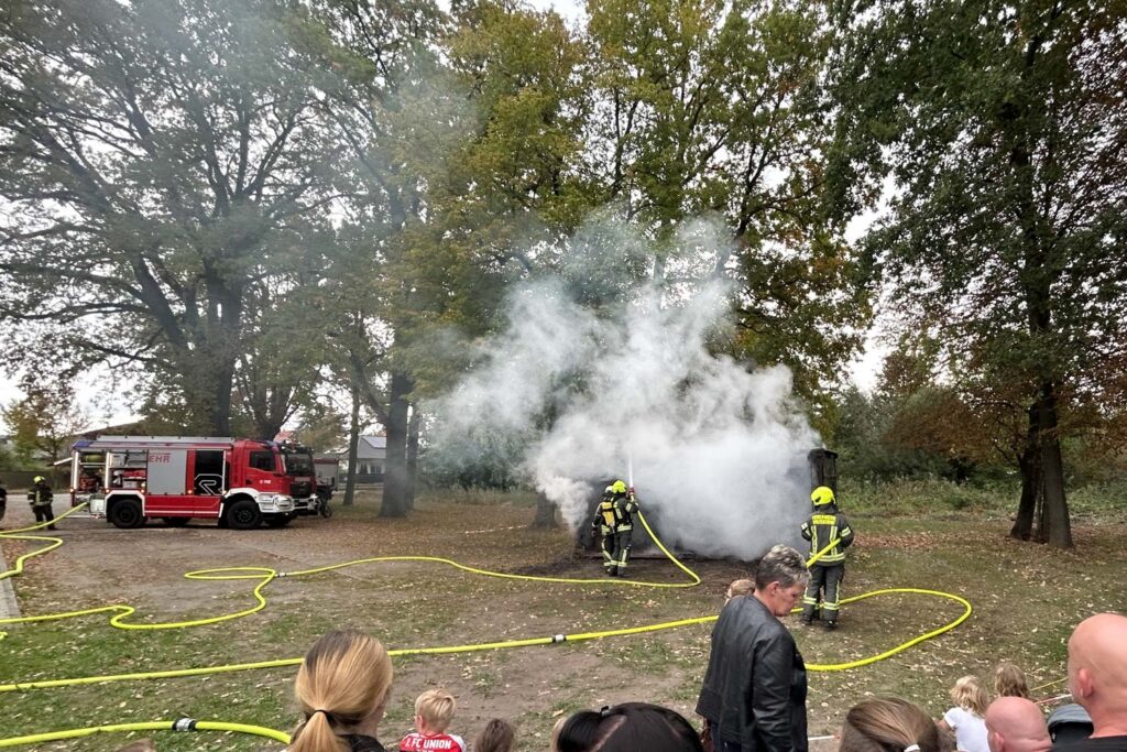 Löscharbeiten bei der Jubiläumsfeier der Ortsfeuerwehr Herzfelde