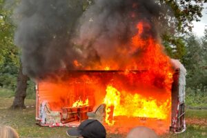 Flammen im nachgestellten Wohnzimmer während der Brandvorführung