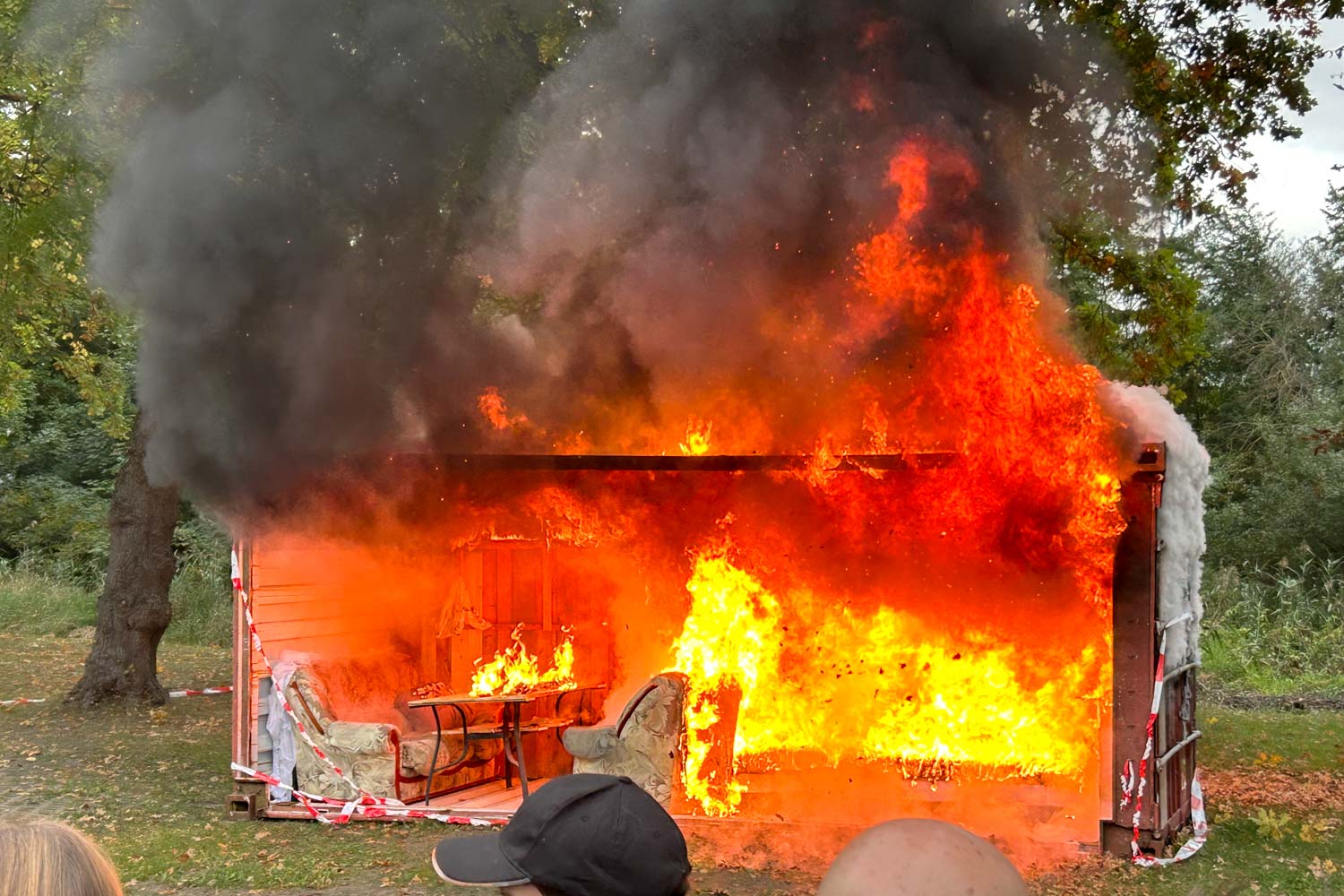 Flammen im nachgestellten Wohnzimmer während der Brandvorführung