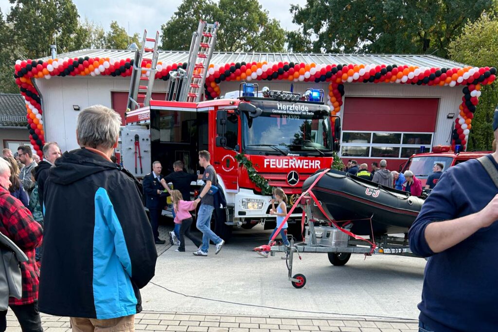 Feuerwehrfahrzeuge beim 125-jährigen Jubiläum der Ortsfeuerwehr Herzfelde