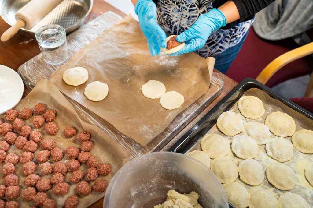 Vorbereitungen für das gemeinsame Essen am Standort Berlin