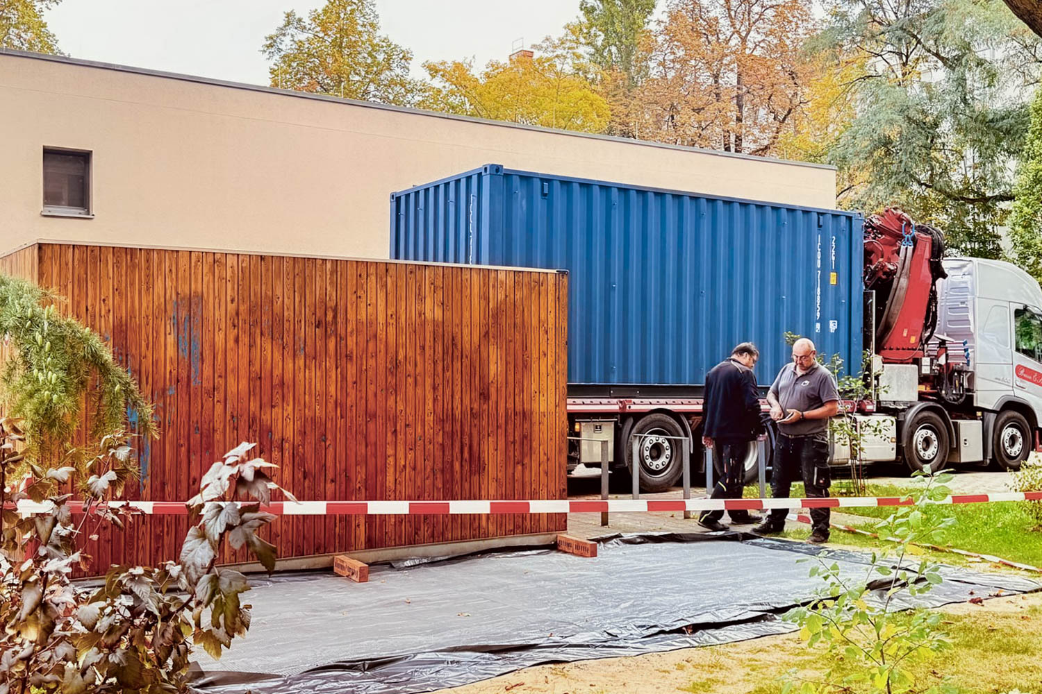 Anlieferung des Lagercontainers am Kinderhospiz Berliner Herz