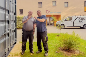 Schlüsselübergabe des Lagercontainers beim Kinderhospiz Berliner Herz