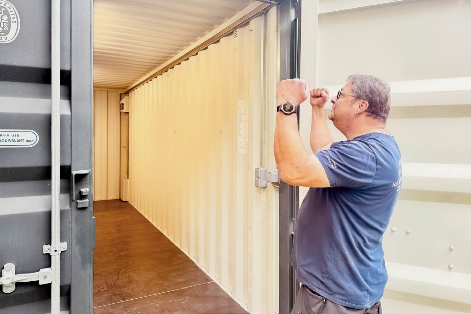 Mitarbeiterfreude bei der Aufstellung des Lagercontainers beim Kinderhospiz Berliner Herz