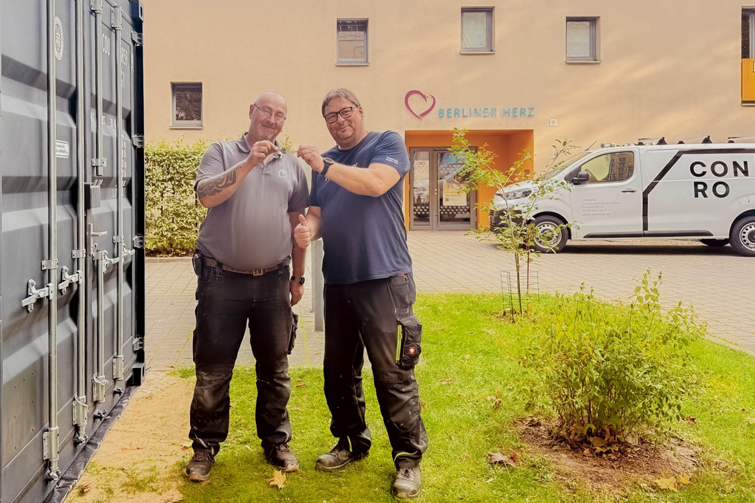 Schlüsselübergabe des Lagercontainers beim Kinderhospiz Berliner Herz