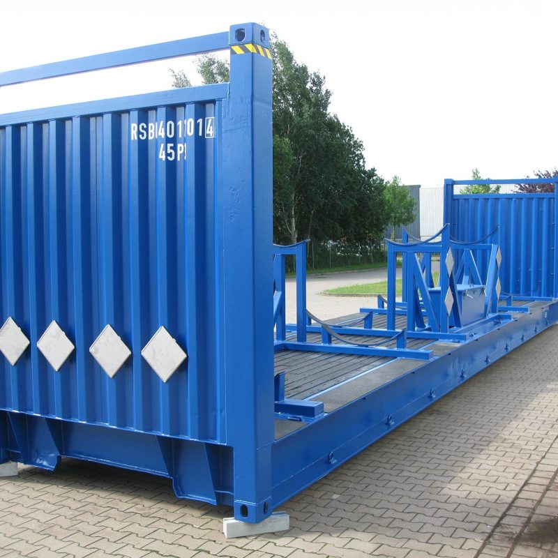 Frontansicht eines 40 Fuß Spezialcontainers in technischer Ausführung mit vollständig geschlossenen Türen und massiven Eckbeschlägen für die Verladung auf Bahn LKW und Schiff
