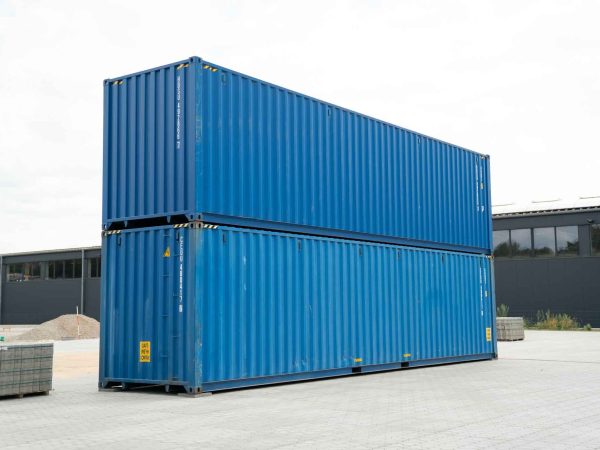 Zwei gebrauchte 40' High-Cube-Seecontainer übereinander von der Seite fotografiert