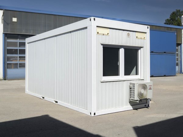 20' Bürocontainer weiß mit Klimaanlage Außenansicht Fenster an der Stirnseite mit Klimagerät darunter
