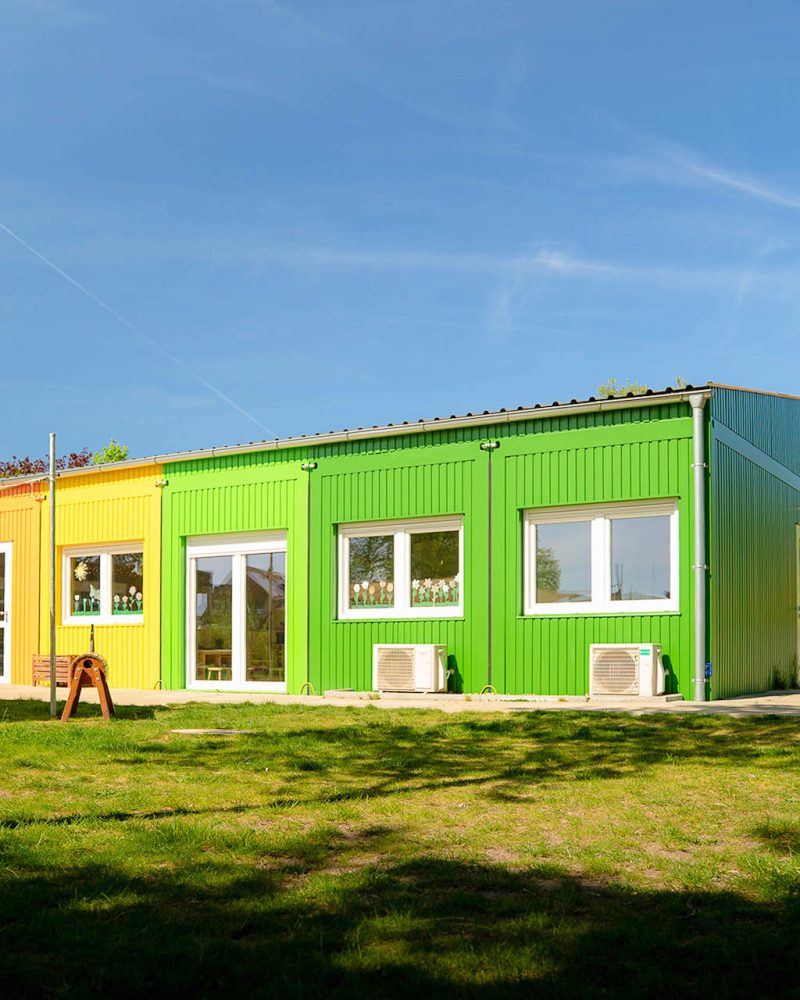 Bunter Schul- oder Kita Modul-Tiny-Container für Städte und Kommunen